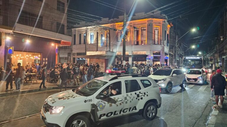 Força-tarefa retira ambulantes irregulares no Centro de Santos