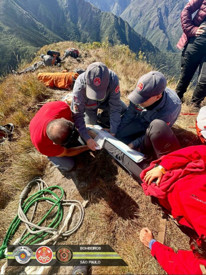 Mulher se machuca em trilha e é resgatada por helicóptero dos Bombeiros em Queluz