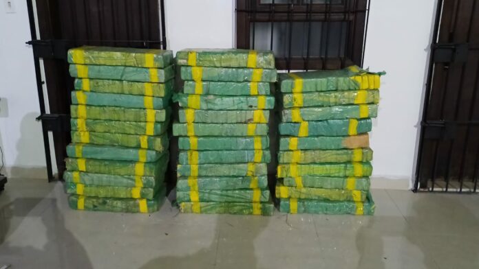 Polícia apreende 415 kg de maconha escondidos em carga de feno na Dutra, em Lavrinhas