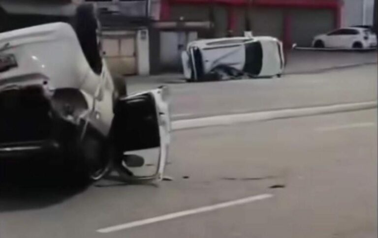 Carro bate, capota e arremessa mulher após furar bloqueio policial em SV