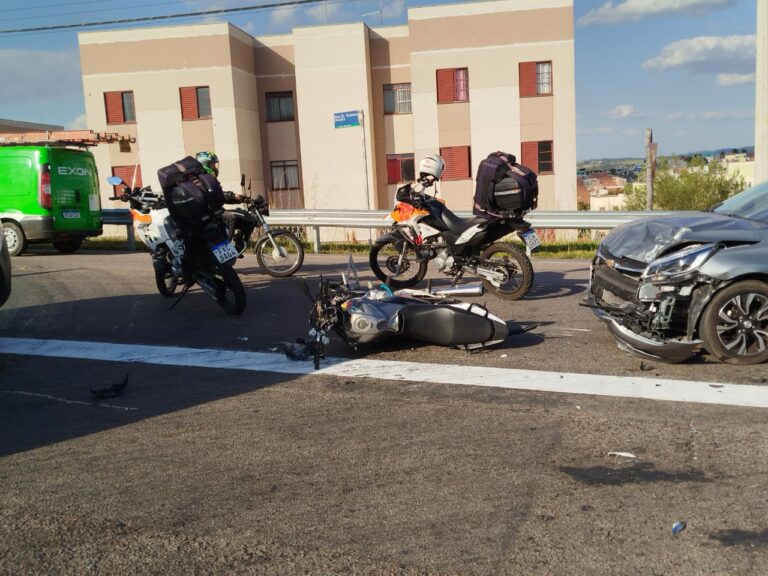 Colisão entre moto e carro deixa dois feridos na marginal da Santos Dumont