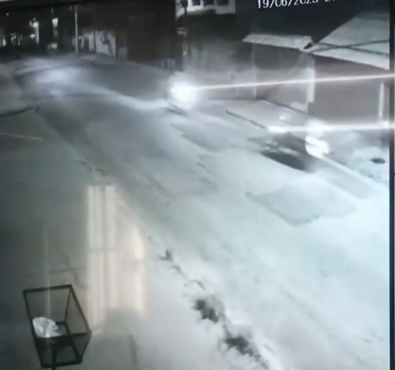 Câmera flagra colisão entre motociclistas em Várzea Paulista; vítimas seguem em estado grave