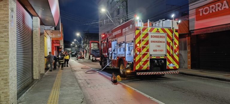Incêndio atinge pastelaria no centro de Caraguatatuba