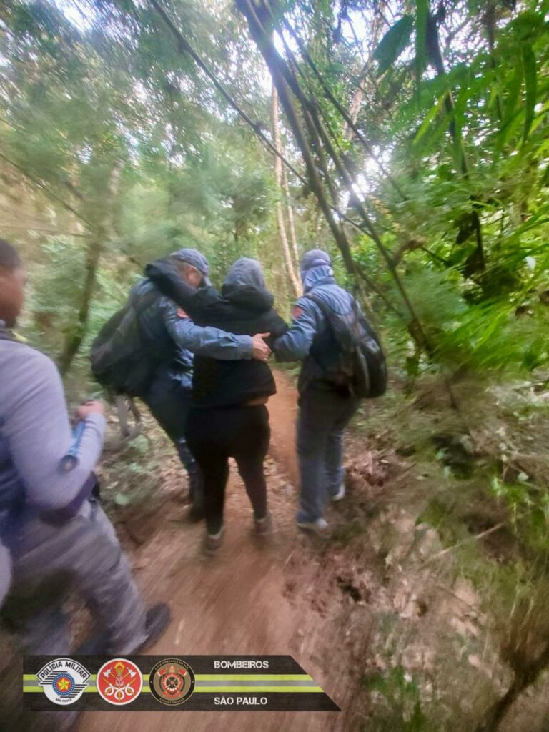 Mulher é resgatada após passar mal durante trilha no Pico dos Marins, em Piquete