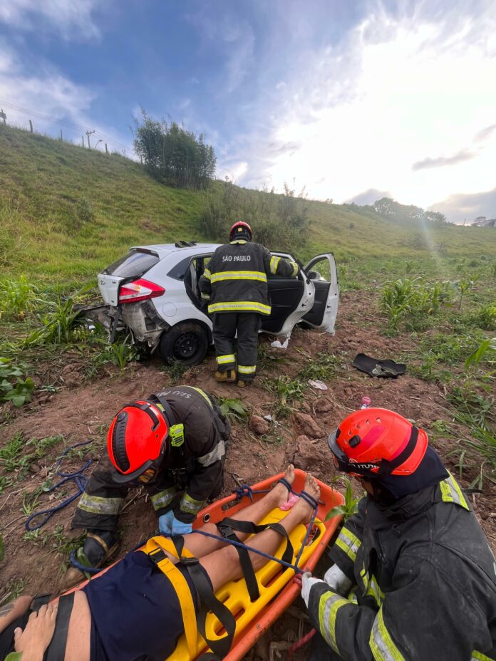 Homem é resgatado após carro cair em ribanceira em São José dos Campos