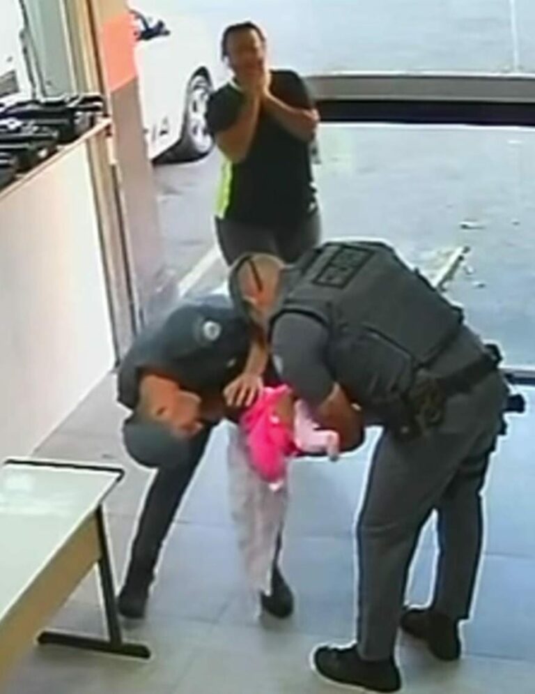 Bebê engasga com leite materno e é salva por PMs em duas ocasiões