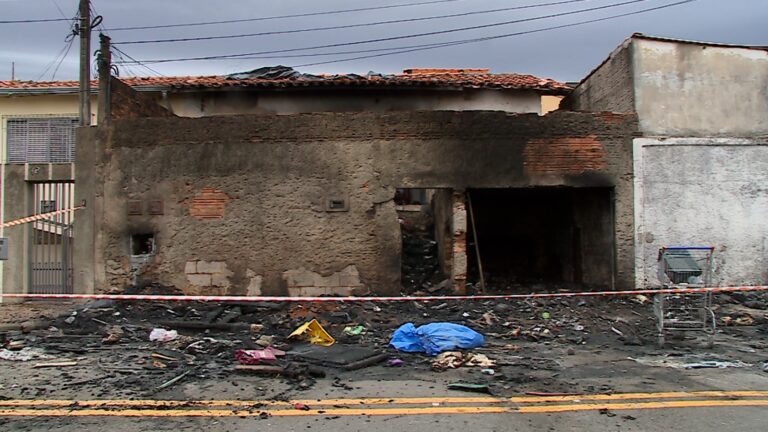 Fogo atinge casa após homem colocar fogo em lixo reciclável em Campinas