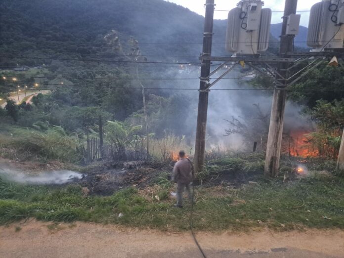 Incêndio atinge vegetação às margens da SP-55 em Caraguatatuba Incêndio atinge vegetação às margens da SP-55 em Caraguatatuba