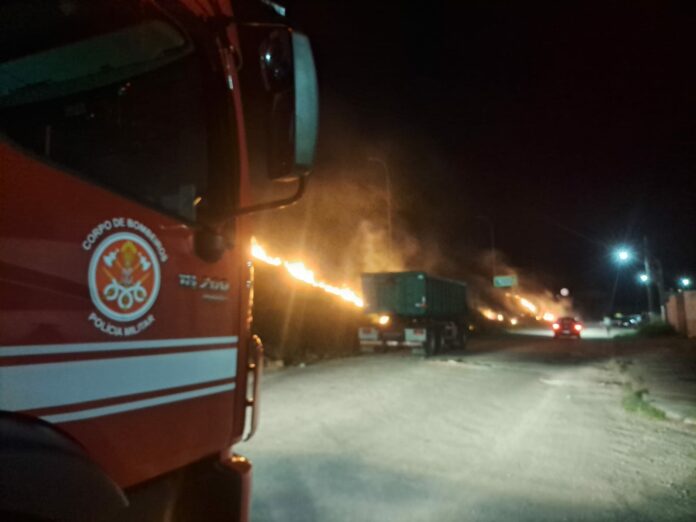 Bombeiros combatem incêndio em vegetação às margens da Rodovia dos Tamoios