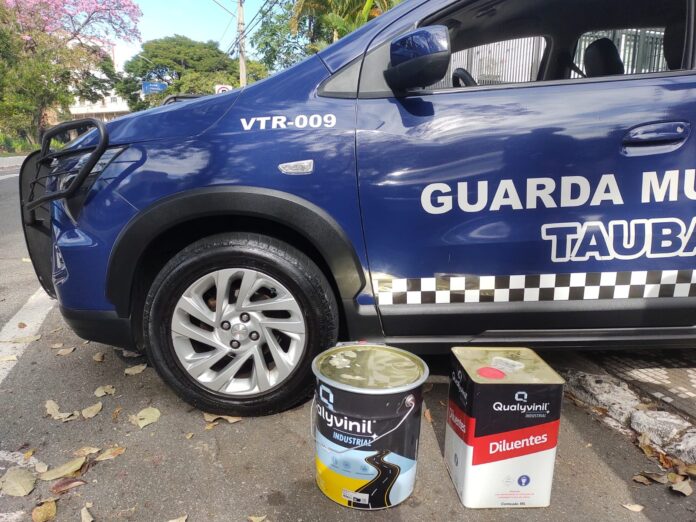 Funcionário público é preso após furtar galões de tinta da prefeitura em Taubaté Funcionário público é preso após furtar galões de tinta da prefeitura em Taubaté