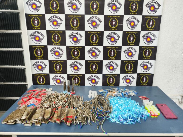 Menor foge, mas é apreendido por tráfico de drogas pela BAEP em morro de Santos; VÍDEO