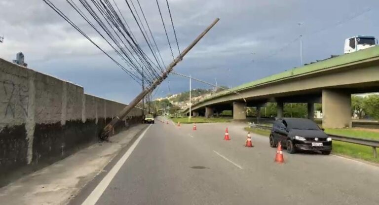 Poste cai e deixa parte de pista interditada em Santos; VÍDEO