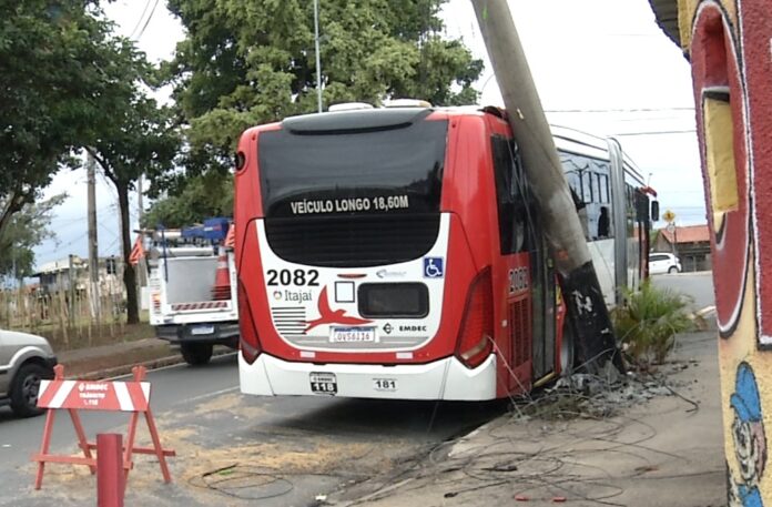 Ônibus bate em poste, complica o trânsito e permanece mais de 19 horas no local