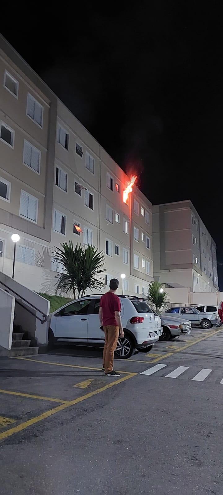 Incêndio atinge apartamento na zona leste de São José