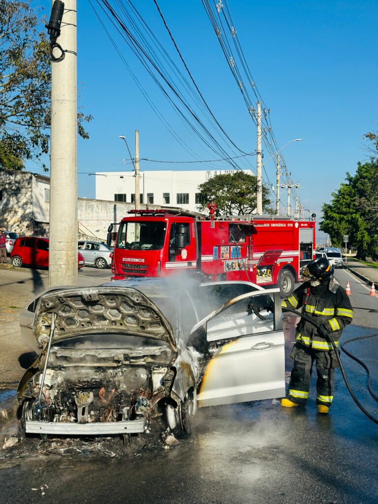 Carro pega fogo em avenida de Taubaté e mobiliza Corpo de Bombeiros