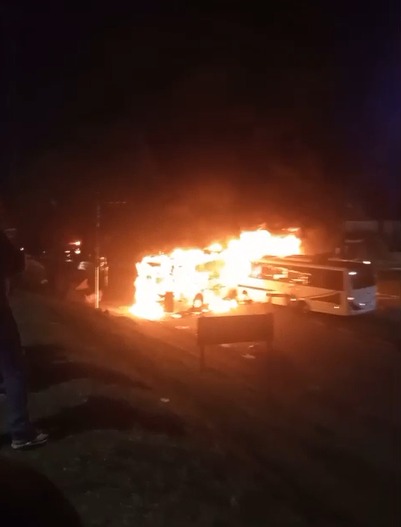 VÍDEO: Ônibus é incendiado por criminosos em Jacareí VÍDEO: Ônibus é incendiado por criminosos em Jacareí