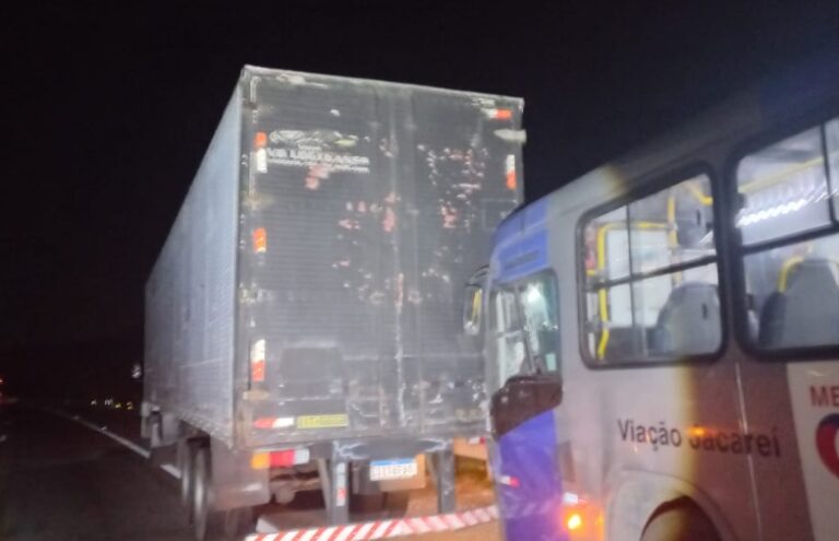 Seis pessoas ficam feridas em engavetamento com caminhão, ônibus e carros na Dom Pedro I, em Jacareí