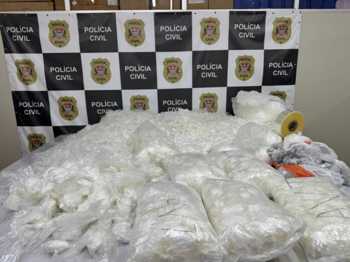 Polícia Civil prende dois homens em refinaria de drogas em Campinas Polícia Civil prende dois homens em refinaria de drogas em Campinas