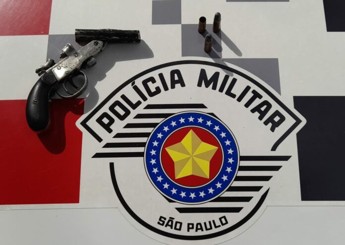 Homem é preso por posse ilegal de arma de fogo após disparo acidental em Cruzeiro