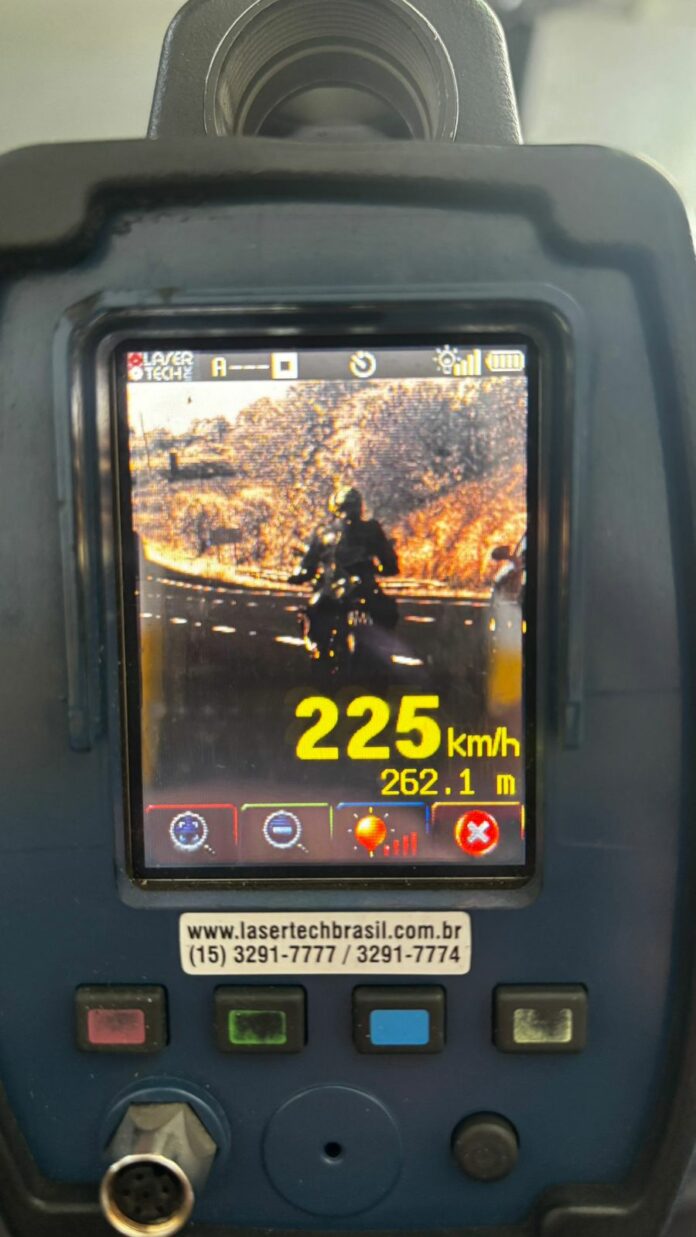 Motocicleta é flagrada a 225 km/h na Rodovia dos Bandeirantes, em Sumaré