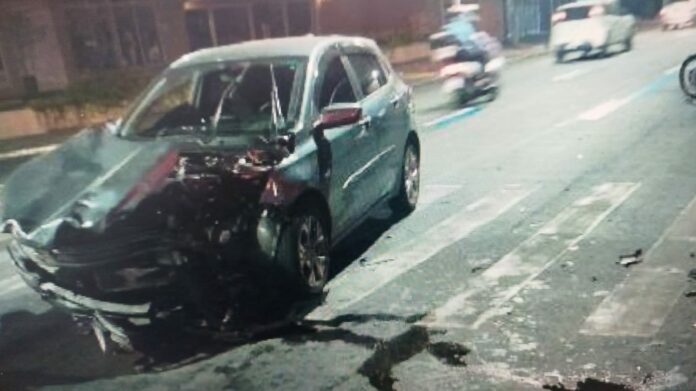 VÍDEO: Câmeras flagram momento em que motociclista que teve o pé amputado é atingido por carro em São José VÍDEO: Câmeras flagram momento em que motociclista que teve o pé amputado é atingido por carro em São José