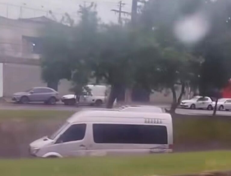 Van cai dentro de canal na Praia Grande