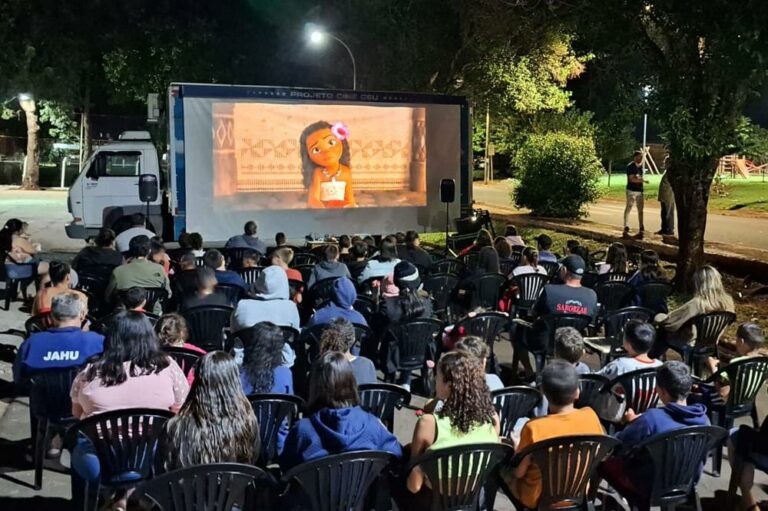Projeto leva cinema itinerante movido a energia solar para bairros de Ribeirão Preto; conheça as datas e locais de exibição