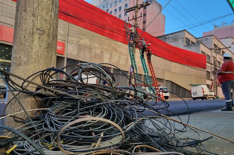 Mais de 3 toneladas de fios soltos são retiradas da região central de Ribeirão Preto