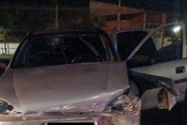 Carro capota após desviar de cachorro e motorista fica gravemente ferido