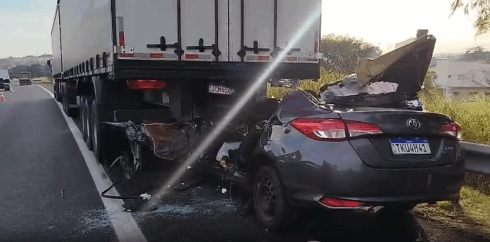 Motorista morre após bater em caminhão na Rodovia
