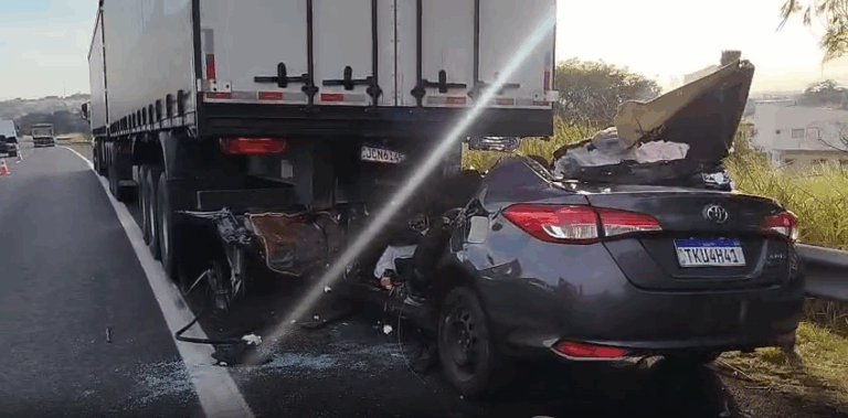 Motorista morre após bater em caminhão na Rodovia