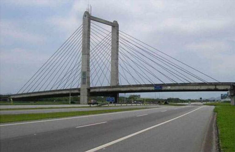 Três homens morrem em confronto com a PM na Rodovia dos Imigrantes, em Cubatão