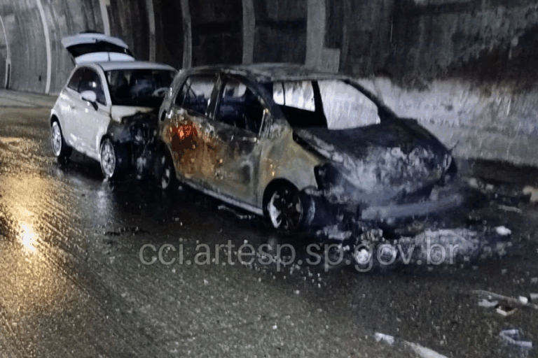 Carro pega fogo após colisão na rodovia dos Imigrantes em SV