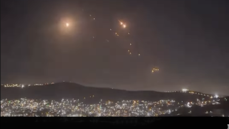 Irã faz ataque maciço com mísseis contra Israel