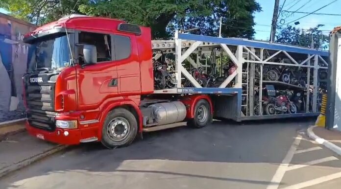 Caminhão trava rua no centro de Sumaré e moradores pedem sinalização mais eficiente