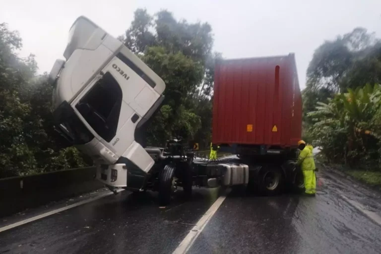 Carreta colide com mureta e interdita Anchieta em Cubatão