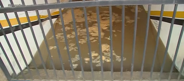 Vazamento de água alaga ruas e deixa carros submersos em Campinas