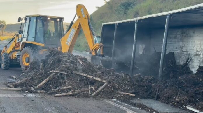 Acidente com carreta interdita Rodovia Governador Dr. Adhemar Pereira de Barros no sentido Norte, em Campinas Acidente com carreta interdita Rodovia Governador Dr. Adhemar Pereira de Barros no sentido Norte, em Campinas