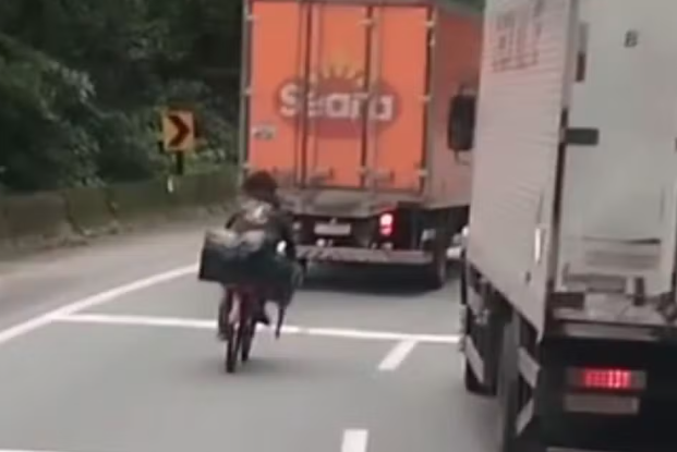 Ciclista é filmado descendo para o litoral de SP em meio a caminhões na Anchieta; Assista