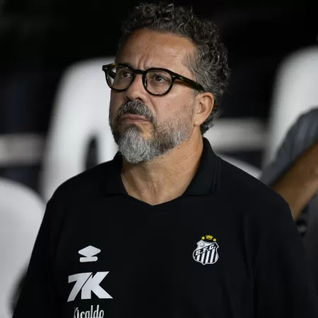 cleber-xavier-tecnico-do-santos-durante-jogo-contra-o-fortaleza-no-brasileirao-1749769825387_v2_450x450.jpg