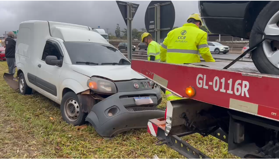 Engavetamento com sete carros deixa trânsito lento na Rodovia Anhanguera, em Campinas