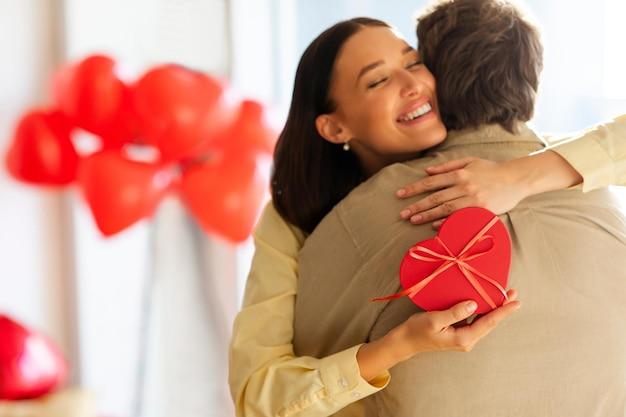 Consumidores devem gastar entre R$ 100 e R$ 200 em presentes do Dia dos Namorados, aponta Sincomércio Baixada Santista e Vale do Ribeira