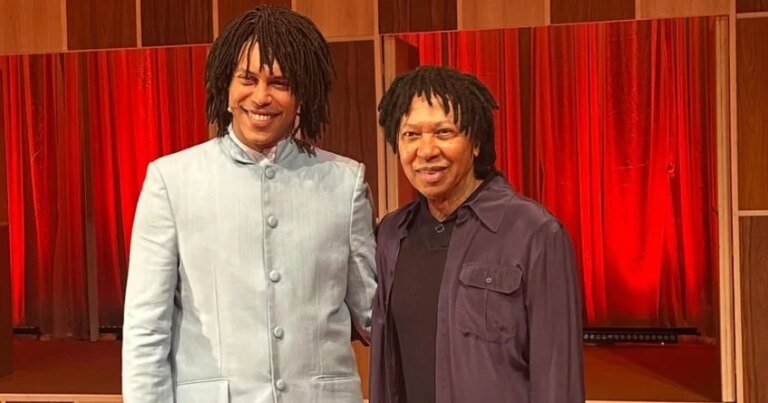 Djavan assiste ensaio de musical sobre sua vida