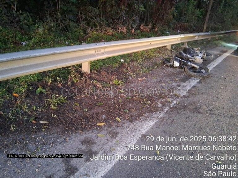 Motociclista sai da pista em rodovia, bate em defensa metálica e morre após ser lançado a 15 metros do local da colisão