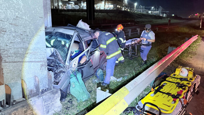 Carro bate em placa e deixa três feridos na Rodovia Santos Dumont, em Indaiatuba