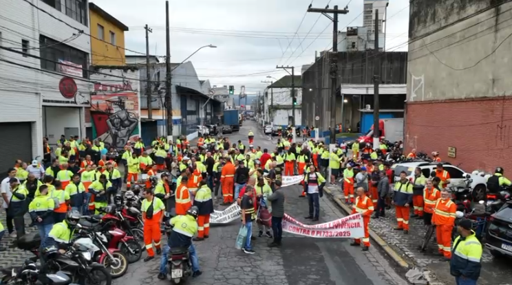 Estivadores fazem manifestação contra PL 733 que altera questões trabalhistas no Porto de Santos; VÍDEOS