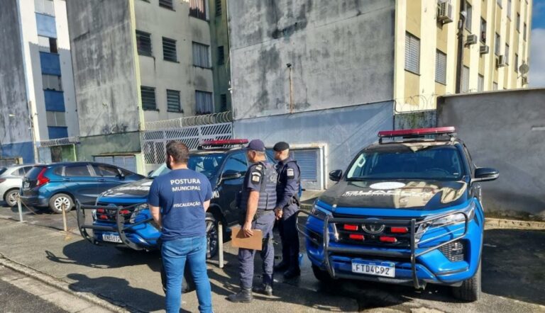 Mais de 20 construções irregulares são removidas na Zona Noroeste de Santos