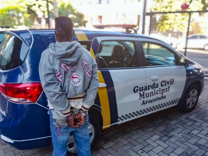 gcm-de-aracatuba-detem-homem-armado-e-com-drogas-em-unidade-de-saude Foto: Divulgação