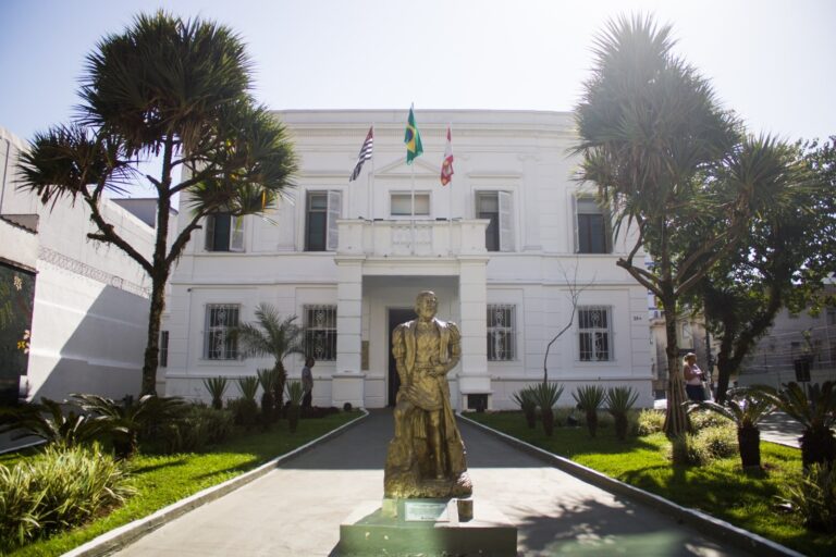 Cidade do litoral abre concurso público para professores; Saiba como participar