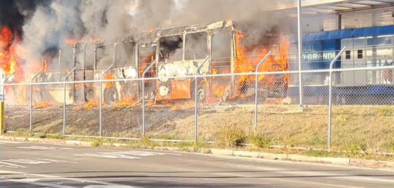 Ônibus  pega fogo no Terminal Campo Grande, em Campinas